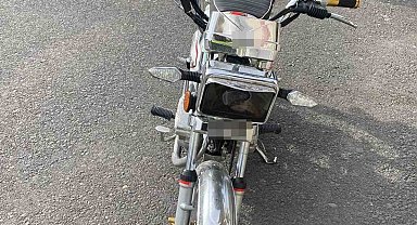 Yatarak motosiklet süren sürücünün ehliyeti iptal edildi