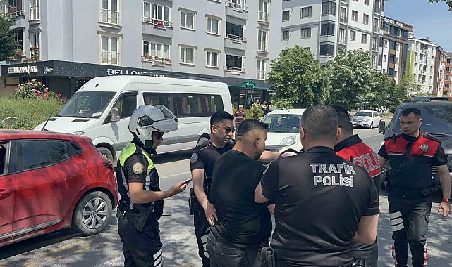 Yaya geçidinde kendisini uyaran yayayı dövdü