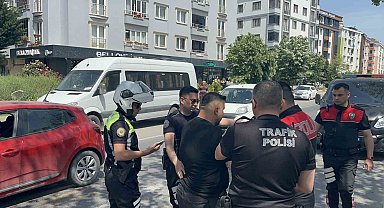 Yaya geçidinde kendisini uyaran yayayı dövdü