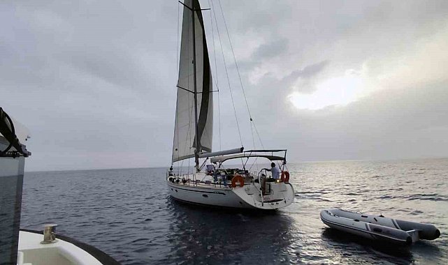 Yelkenli teknede 2 göçmen kaçakçısı ve 33 düzensiz göçmene yakalandı