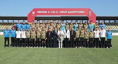 Yenilgisiz şampiyon Aliağa FK, kupayı kaldırdı