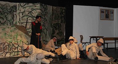 Yer Ayrı Ruh Aynı tiyatro gösterisi büyük beğeni topladı