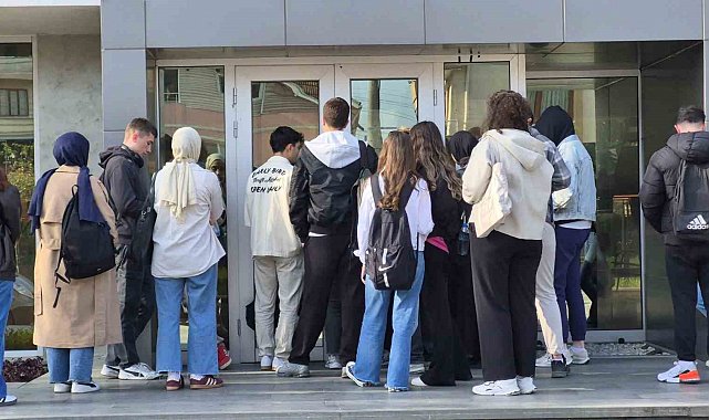 Yer bulamayan geri dönüyor: Mağaza değil, kütüphane kuyruğu