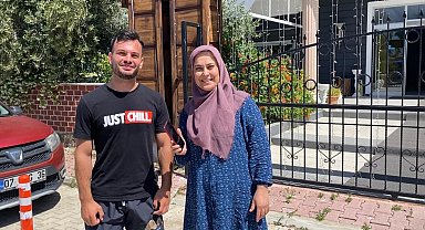 Yıllar önce kaybettiği telefonu geri gelmeyen turist, bulduğu telefona sahibine teslim etti