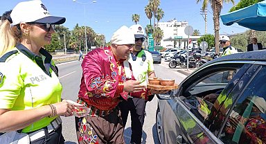 Yoğurt ve çilek ikramlı trafik uygulaması
