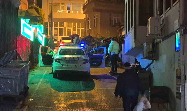 Yola dökülen odunlar trafik akışını engelledi