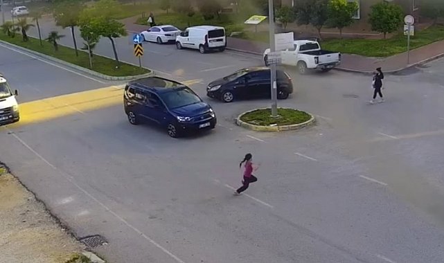 Yola fırlayan çocuğa ticari araç çarptı: Feci kaza kamerada