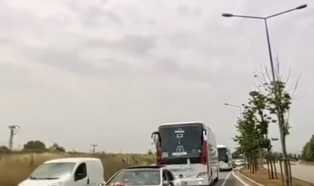 Yolcu otobüsü düğün konvoyuna girdi, konvoyda tehlikeli anlar kamerada