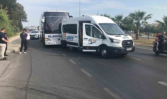 Yolcu otobüsü ile tur minibüsü çarpıştı: 1'i turist 2 yaralı