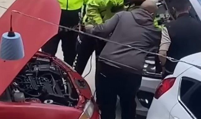 Yolda kalan otomobilin imdadına trafik polisleri yetişti