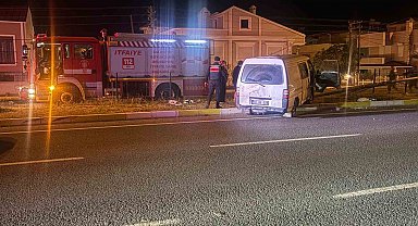 Yoldan çıkıp elektrik direğine çarpan minibüste can pazarı