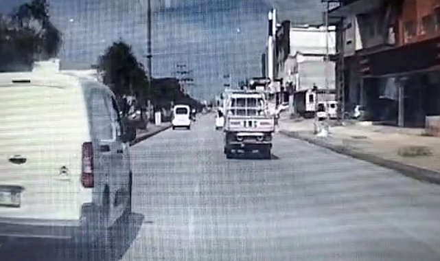 Yolun karşısına geçen kadına çarpıp kaçtı: Kaza anı kamerada