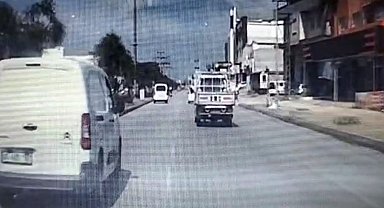 Yolun karşısına geçen kadına çarpıp kaçtı: Kaza anı kamerada