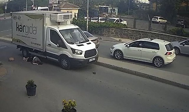 Yolun karşısına geçmeye çalışan kadının üzerinden kamyonet geçti