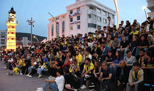 Yozgat'ta Fenerbahçe-Monaco maçı Cumhuriyet Meydanında canlı yayınlandı