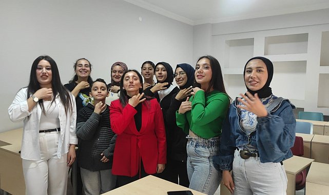 Yozgat'ta işaret dili öğrenerek engelleri kaldırmayı amaçlıyorlar