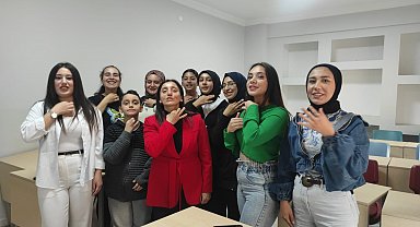 Yozgat'ta işaret dili öğrenerek engelleri kaldırmayı amaçlıyorlar