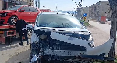 Yüksekova'da otomobille hafif ticari araç çarpıştı: 2 yaralı