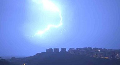 Yüksekova'da şimşekler görsel şölen sundu