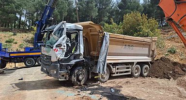 Yükünü boşaltırken devrilen kamyonun sürücüsü hayatını kaybetti