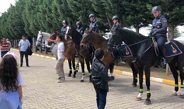 Yunus'un diyarına gelen atlı Jandarmalar, vatandaşların ilgisini topladı