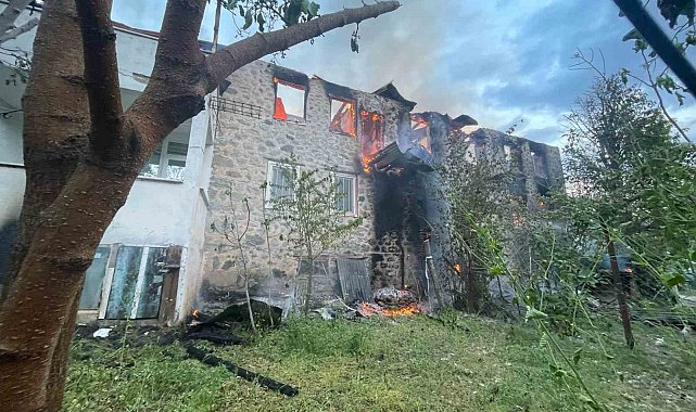 Yusufeli'nde iki katlı ahşap evde çıkan yangın evi küle çevirdi