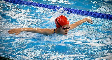 Yüzmede yıldızlar şampiyonluk için kulaç attı