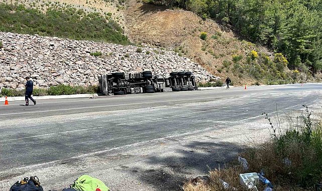 Zift yüklü tankeri taşıyan tır devrildi: 1 kişi yaralandı