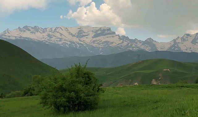 Zirvesi karla kaplı Cilo Dağları hayran bırakıyor