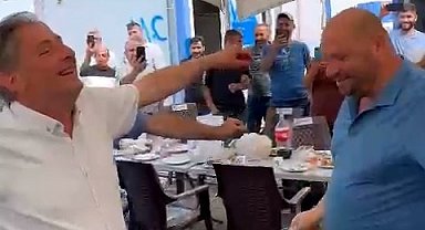 100 gündür maaş ödemeyen belediye başkanı 'Erik Dalı' eşliğinde göbek attı