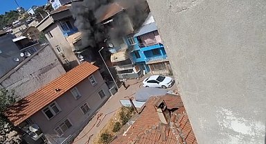 2 binayı saran yangında 3 kişi mahsur kaldı: 7 daire hasar gördü