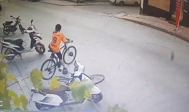 2 bisikletin 40 saniyede çalındığı anlar güvenlik kamerasında