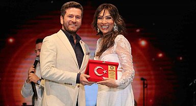 29. Kızılcabölük Kültür Sanat ve Moda Festivalinde Işın Karaca rüzgarı esti