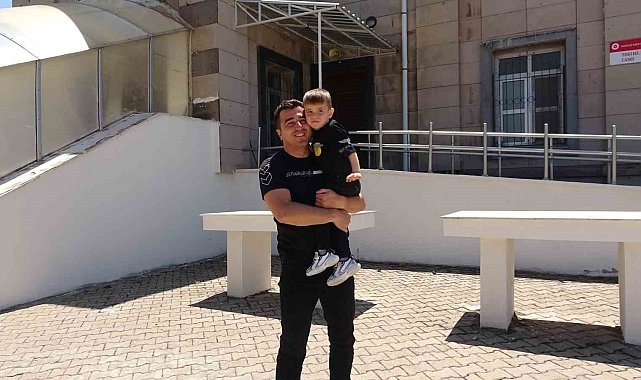 3 buçuk yaşındaki Egehan'ın Cuma hutbesinde imamla yan yana durdu o anlar izleyenleri gülümsetti