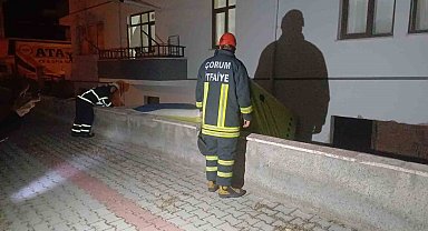 3 katlı binanın çatısında intihara kalkışan şahsı polis ikna etti