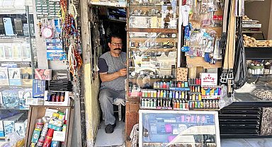 'Çakmak doktoru' baba, 2 metrekarelik dükkanda 3 evladını okutup meslek sahibi yaptı