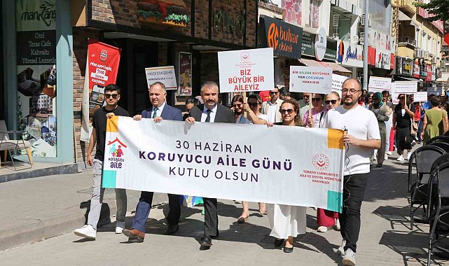'Koruyucu Aile Günü' farkındalık yürüyüşü