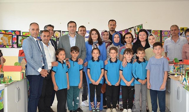 'Renk Cümbüşü' sergisi ziyarete açıldı