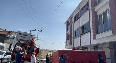 4 aylık bebeği rehin aldı, 'yaklaşmayın' diyerek balkondan bal kabağını fırlattı