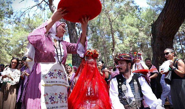4. Uluslararası Yörük Türkmen Festivali'nde genç çifte yörük gelenekleriyle kına töreni