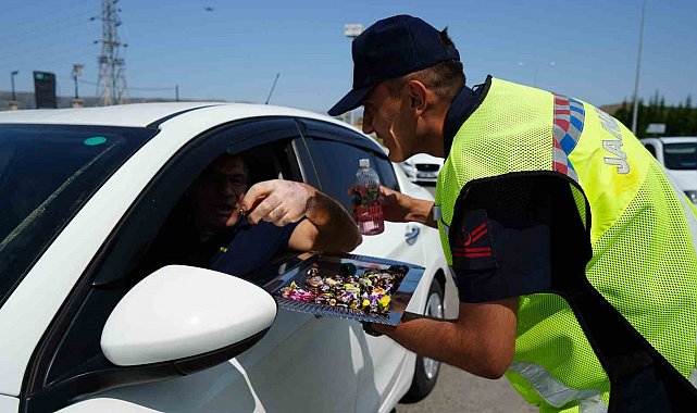 43 ilin geçiş güzergahında bayram hareketliliği: Uygulama noktalarında şeker ve kolonya ikram edildi