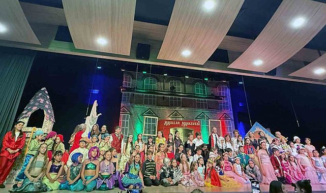 5 yaşından 12 yaşına kadar 63 çocuk aynı anda sahneye çıktı
