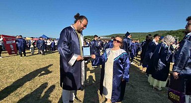 59 yaşındaki Hatice Gülbezer birincilikle üniversiteyi bitirdi