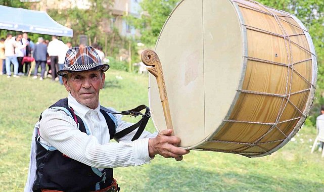 60 yıldır davuluyla düğün ve güreşlerin neşesi: "Yağlı güreş davulsuz olmaz"