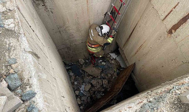 7 metrelik su kuyusuna düşen kediyi itfaiye kurtardı