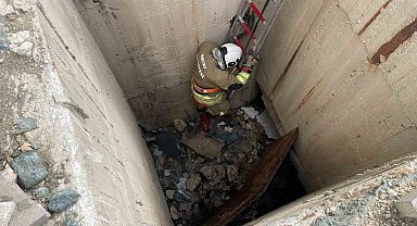 7 metrelik su kuyusuna düşen kediyi itfaiye kurtardı