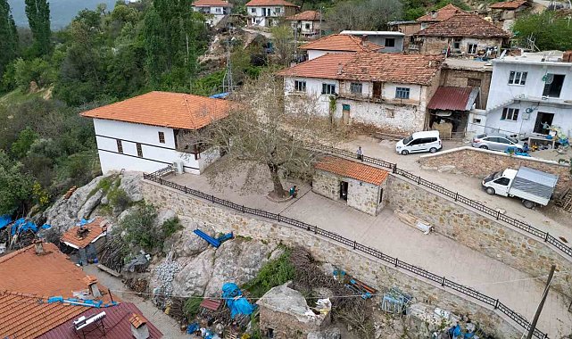 700 yıllık cami zamana meydan okuyor