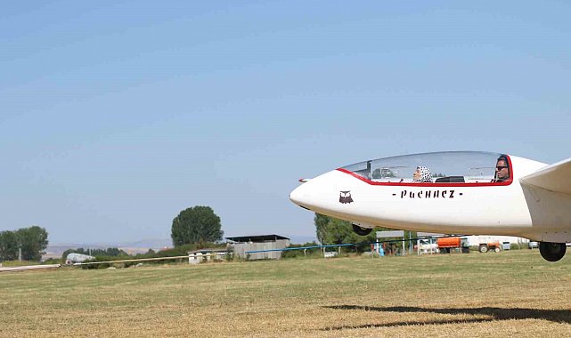 83 yaşındaki kadının huzurevinde kurduğu "uçma" hayali kokpitte 700 metreye çıkarak gerçek oldu