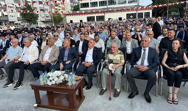 93 yaşındaki Mehmet Tutar, okulunun kep törenine katıldı