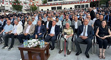 93 yaşındaki Mehmet Tutar, okulunun kep törenine katıldı